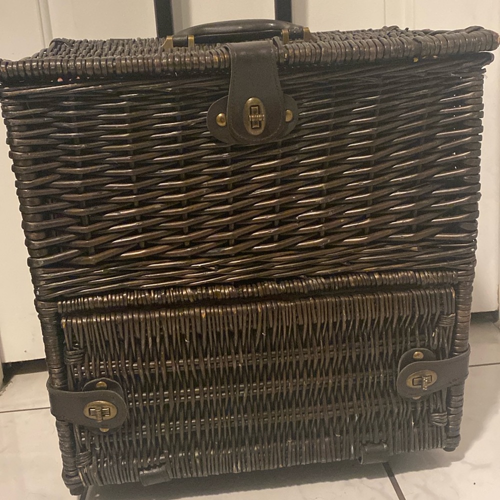 Picnic basket set of 4 on wheels with cooler compartment